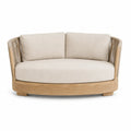 Owalna sofa z drewnianą ramą i beżowymi poduszkami