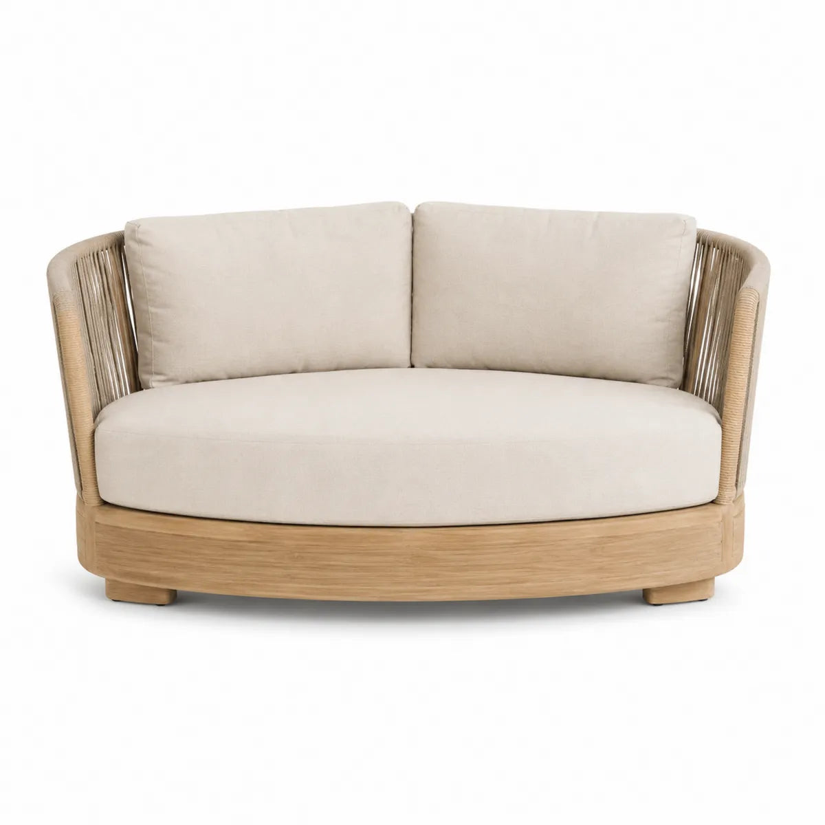 Owalna sofa z drewnianą ramą i beżowymi poduszkami